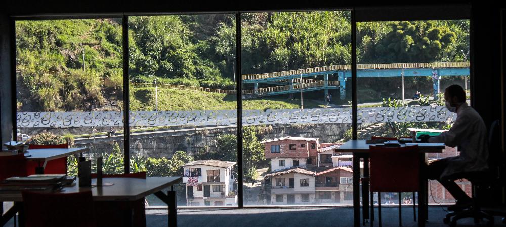 Las bibliotecas públicas de Medellín amplían sus horarios y reanudan actividades presenciales