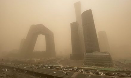 Pekin pasa por la peor tormenta de arena en una década
