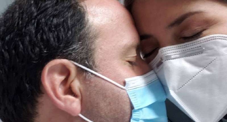 Felipe Arias reaparece en hospital junto a su esposa