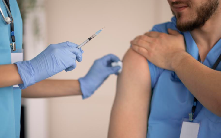 «Las vacunas han permitido que el actual pico del COVID-19 sea menor»: MinSalud