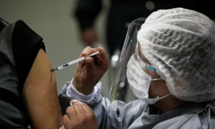 Vacunación contra el COVID-19 pone a prueba la paciencia de los bolivianos