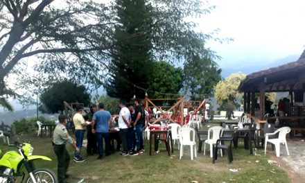 Sin bioseguridad: Más de 80 personas estaban participando en un evento en una gallera