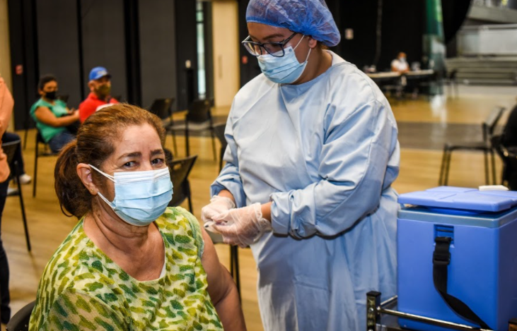 Con la llegada de más de 82.000 dosis, Medellín habilita nuevo punto de vacunación masiva
