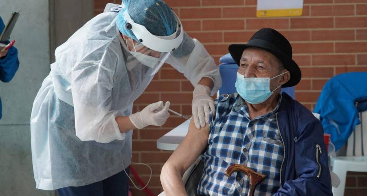 Este viernes empieza la vacunación a los mayores de 60 años en Colombia, anunció el Presidente Duque