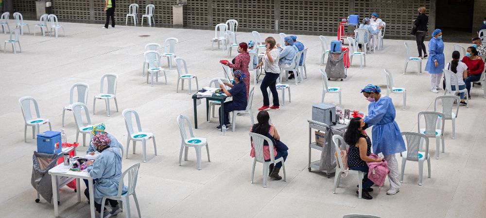 Avanza en Medellín la vacunación de docentes