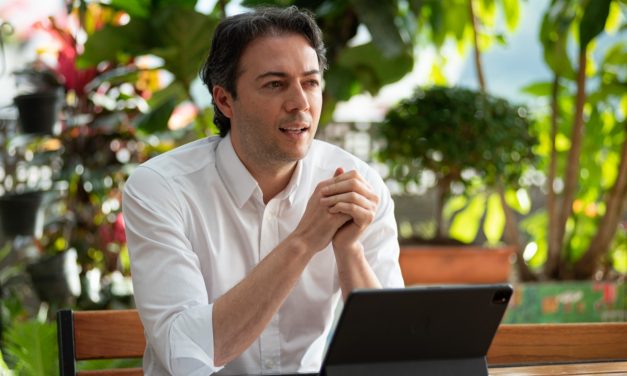 Daniel Quintero, alcalde de Medellín: “La no violencia en un país violento es la verdadera Revolución”