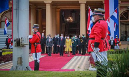 Con izamiento del pabellón patrio y Tedeum, autoridades celebran 210 años de la Independencia Nacional