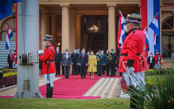 Con izamiento del pabellón patrio y Tedeum, autoridades celebran 210 años de la Independencia Nacional