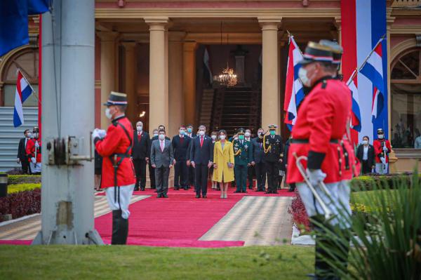 Con izamiento del pabellón patrio y Tedeum, autoridades celebran 210 años de la Independencia Nacional