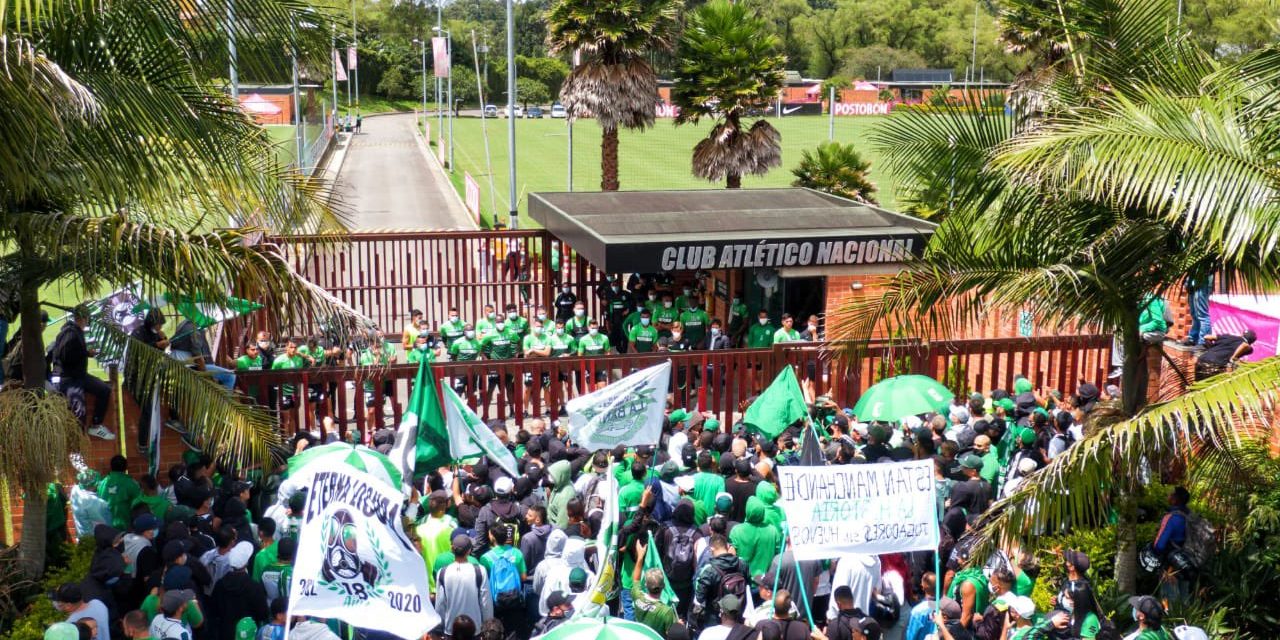 Máxima tensión: Barra brava de Atlético Nacional fue a ‘apretar’ a jugadores, en la previa del choque ante la U. Católica [VIDEO]