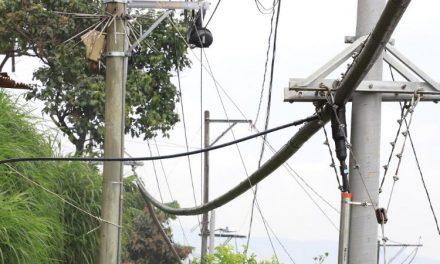 Con novedoso acueducto aéreo, la Alcaldía de Medellín llevó el servicio de agua potable a 144 familias de Manrique