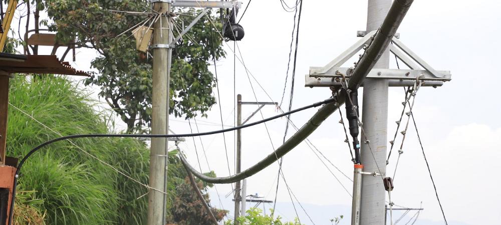 Con novedoso acueducto aéreo, la Alcaldía de Medellín llevó el servicio de agua potable a 144 familias de Manrique