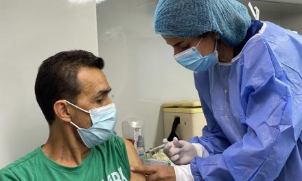 500 mil dosis aplicadas en un solo día y 21 millones de colombianos vacunados