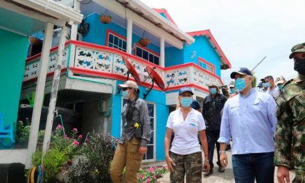 Jefe de Estado visitó casas reconstruidas y reparadas en la isla de Providencia