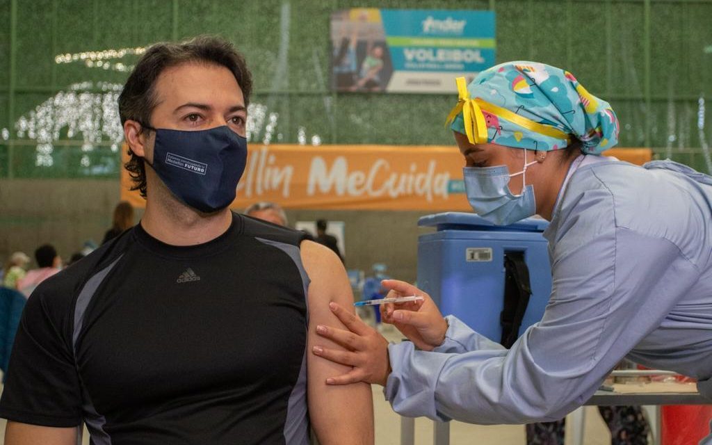 Alcalde de Medellín, Daniel Quintero Calle, recibió la primera dosis de la vacuna AstraZeneca [VIDEO]