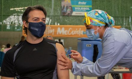Alcalde de Medellín, Daniel Quintero Calle, recibió la primera dosis de la vacuna AstraZeneca [VIDEO]