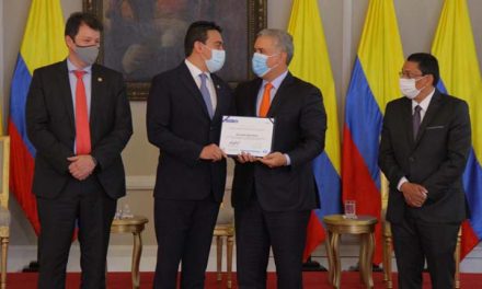 El Registrador Nacional del Estado, Alexander Vega Rocha, galardonado como mejor servidor público