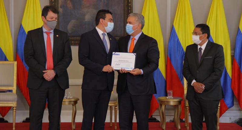 El Registrador Nacional del Estado, Alexander Vega Rocha, galardonado como mejor servidor público