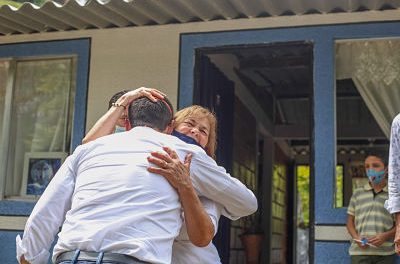 GOBERNADOR DE CALDAS ENTREGÓ VIVIENDAS EN ARANZAZU Y VISITÓ BLOQUERA COMUNITARIA EN CHINCHINÁ