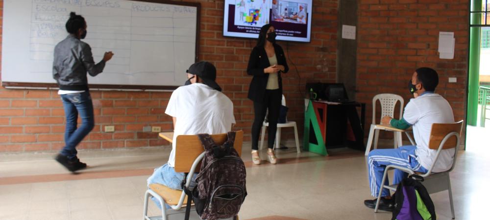 En Medellín estudiantes con discapacidad reciben formación para el trabajo