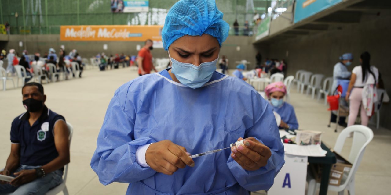 Medellín inicia jornada masiva de vacunación para madres gestantes y mayores de 30 años