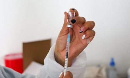 No vacunados tienen más riesgo de morir por COVID-19, ratifica estudio entregado por Minsalud