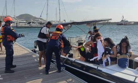 La Armada de Colombia rescato embarcación que quedo a la deriva con turistas