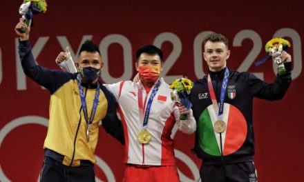 En la competencia de levantamiento de pesas Javier Mosquera obtiene medalla de plata