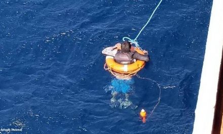 Operación de búsqueda de Autoridades navales rescatan a cuatro personas a la deriva en el mar caribe