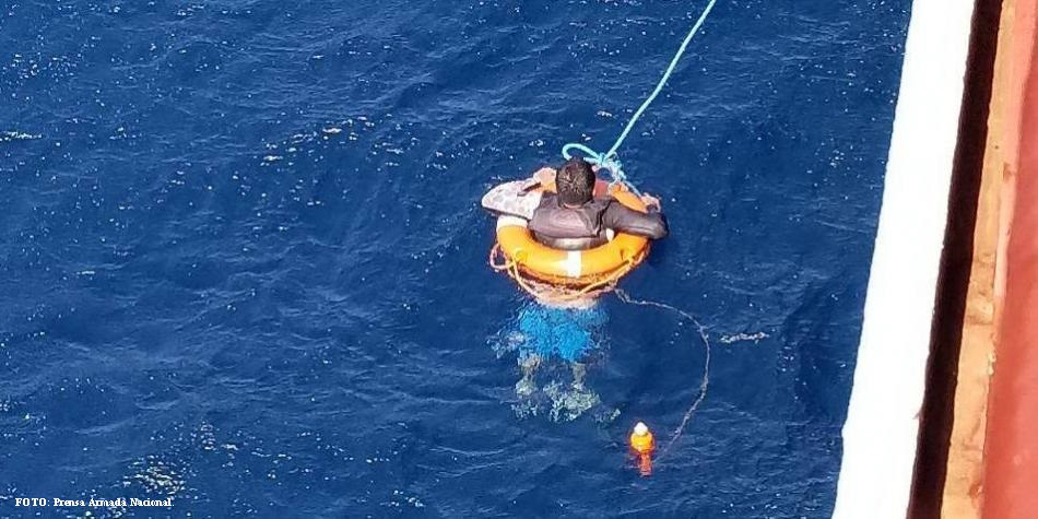 Operación de búsqueda de Autoridades navales rescatan a cuatro personas a la deriva en el mar caribe