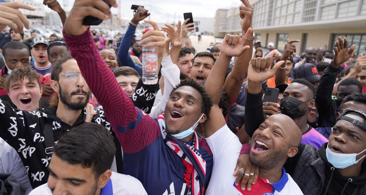 Multitudinaria bienvenida de los aficionados del PSG a Messi que llego hoy a firmar con el equipo francés