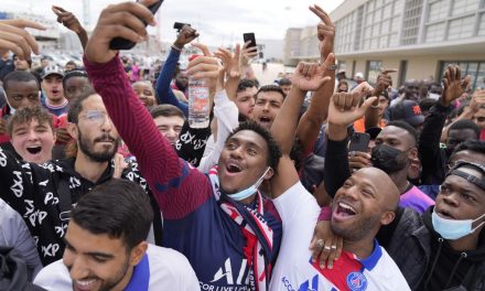 Multitudinaria bienvenida de los aficionados del PSG a Messi que llego hoy a firmar con el equipo francés