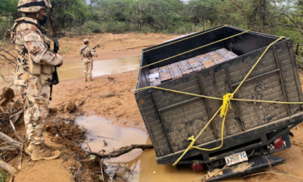 En La Guajira incautan cocaína en carro que quedó atrapado en el barro por culpa de las lluvias