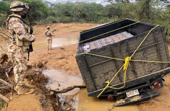En La Guajira incautan cocaína en carro que quedó atrapado en el barro por culpa de las lluvias