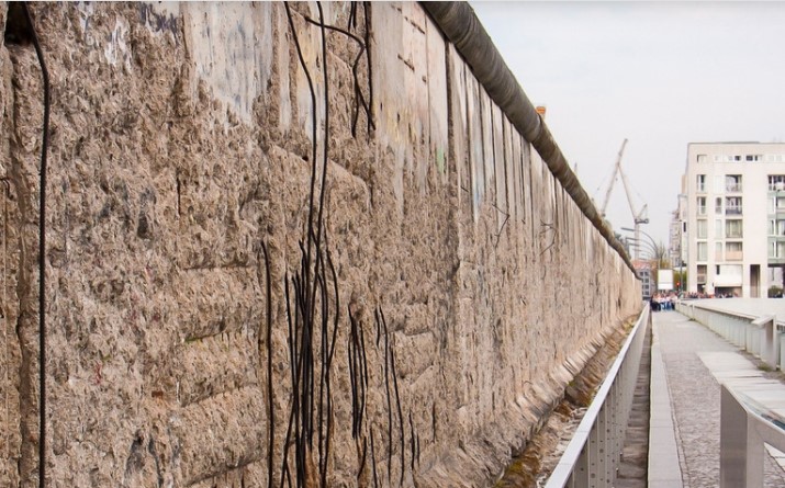El presidente de Alemania llama ‘día fatal’ al comienzo de la edificación del muro de Berlín