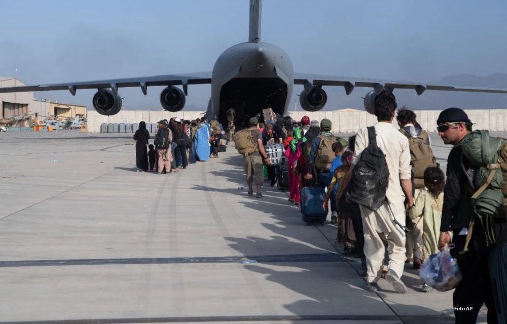 Italia, es el país europeo que más afganos evacuó tras crisis humanitaria