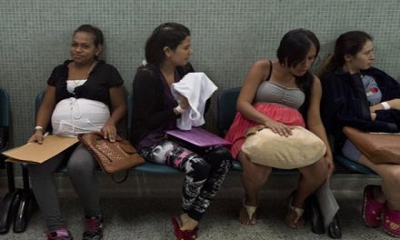 Embarazo de adolescentes venezolanas en Medellín se incrementó un 250%