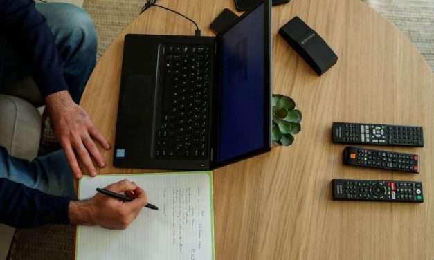 Google estudia bajar los salarios de los empleados a distancia