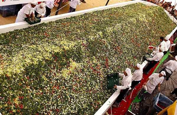 Festival ruso busca romper récord de Guinness con la ensalada más grande del mundo