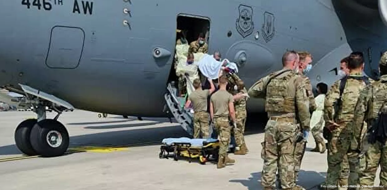 A bordo de un avión de evacuación de EEUU, una mujer afgana da a luz a un bebé