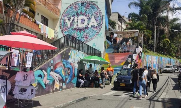 Con nuevo Punto de Información Turística, avanza la formalización del turismo en la Comuna 13 de Medellín