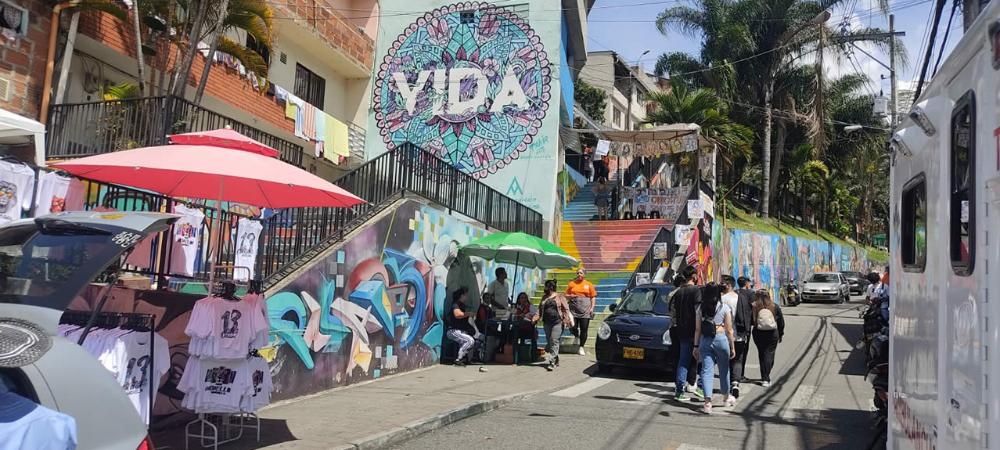 Con nuevo Punto de Información Turística, avanza la formalización del turismo en la Comuna 13 de Medellín