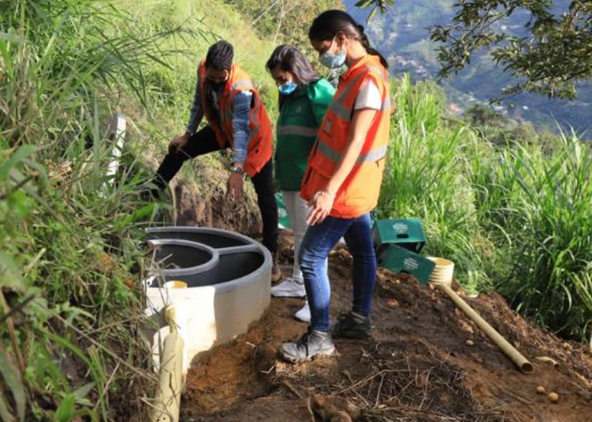 Con instalación de 80 pozos sépticos, familias rurales de Medellín podrán disponer de sus aguas residuales