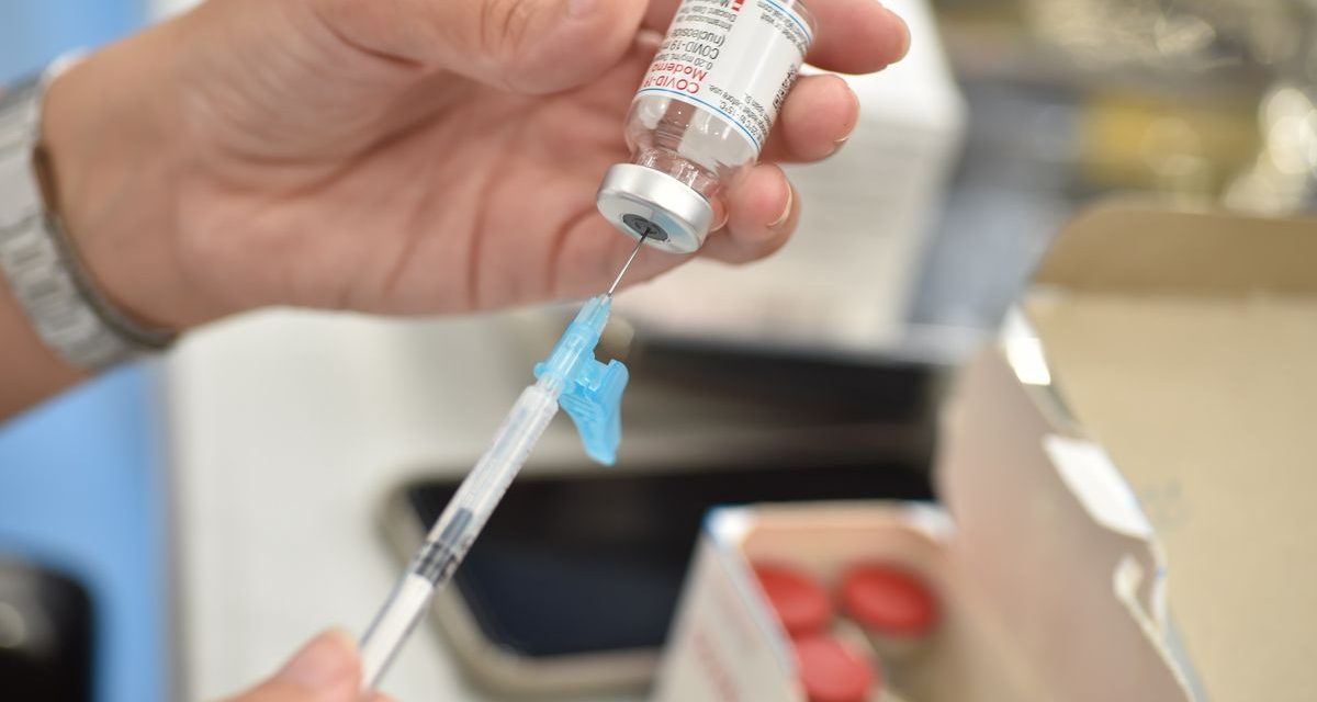 Vacuna de Moderna contra el COVID-19 podrá aplicarse a niños desde los 12 años: Invima ya avaló su uso