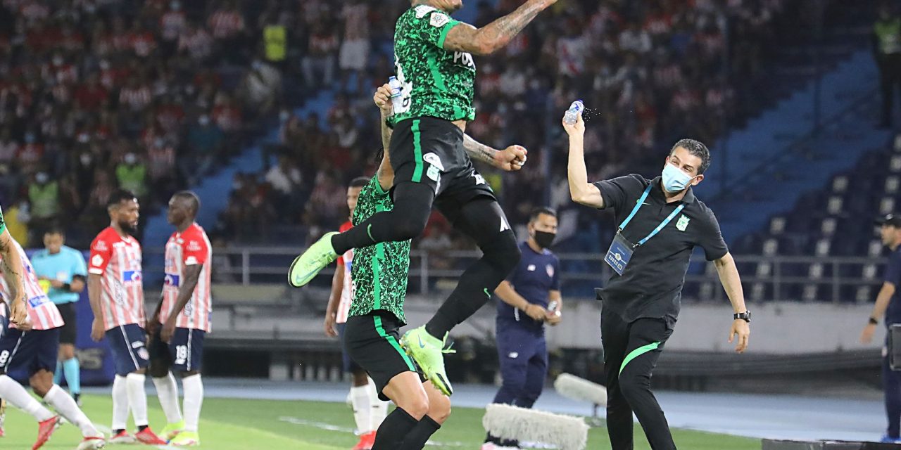 ¡Fiesta verdolaga! Atlético Nacional goleó a Junior y prácticamente está en los cuadrangulares semifinales