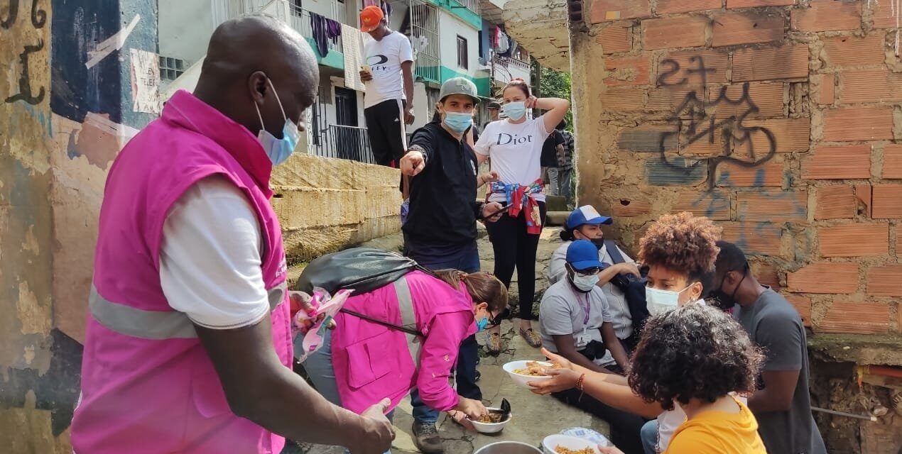Desbordamiento de quebradas en Medellín dejó 29 familias afectadas: Entregan ayudas en la zona nororiental