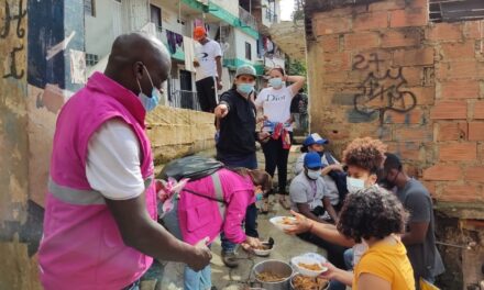 Desbordamiento de quebradas en Medellín dejó 29 familias afectadas: Entregan ayudas en la zona nororiental