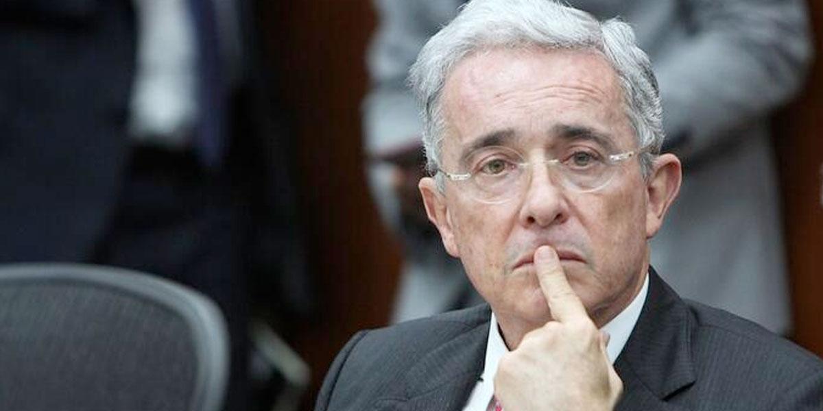 Fiscalía cita a Álvaro Uribe por acusar de narcotráfico a Daniel Coronell