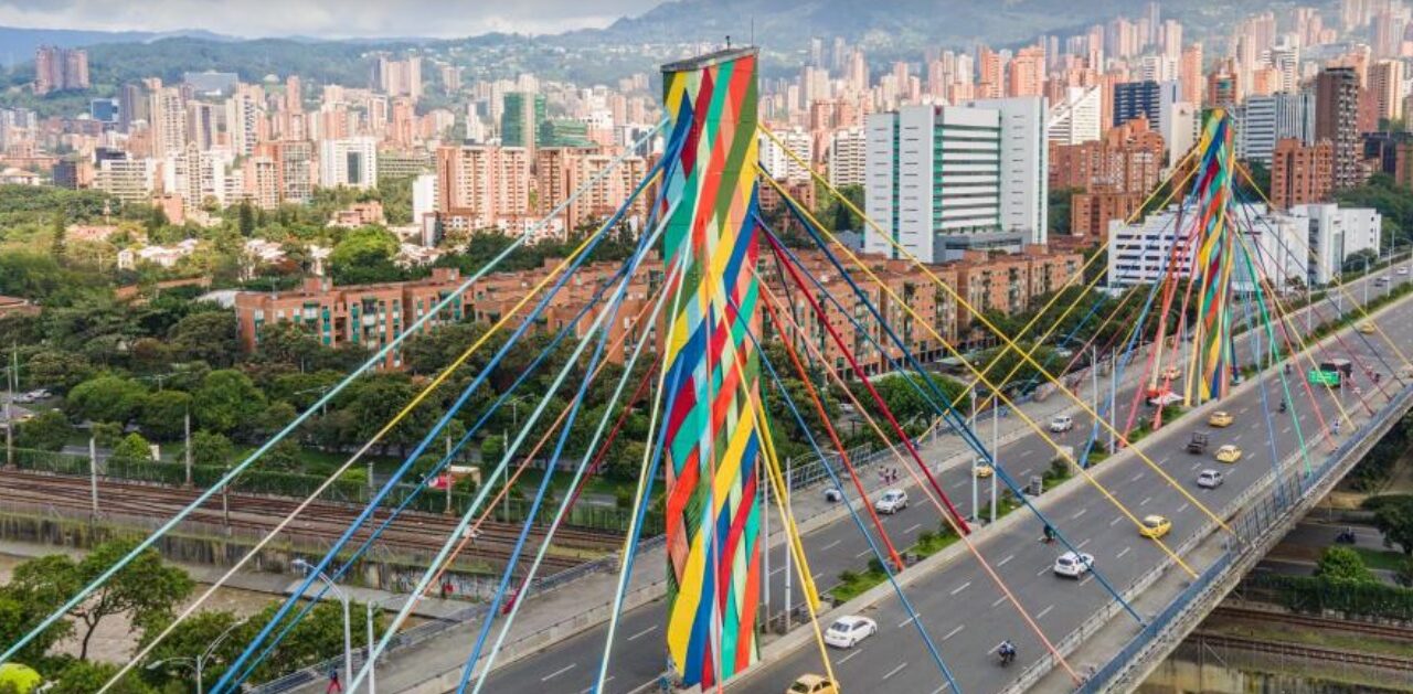 Entregada oficialmente la intervención artística que enaltece la tradición textilera de Medellín