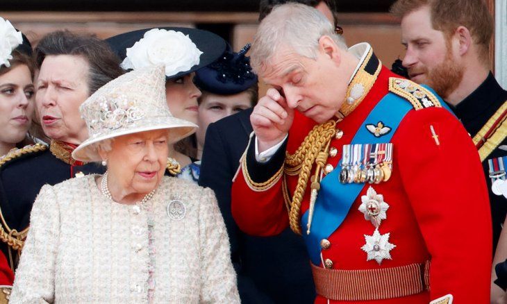 Reina Isabel le retiró los títulos reales y patronales al príncipe Andrés, por escandalo sexual